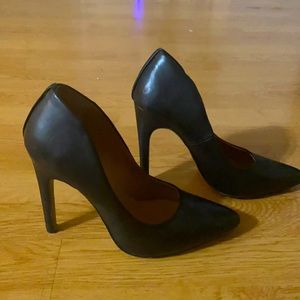 Women black pumps size 7.5
